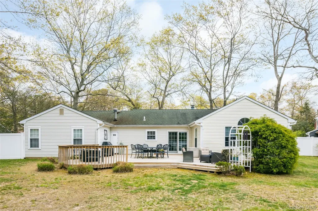 4 Mount Oak Place Ridge NY 11961
