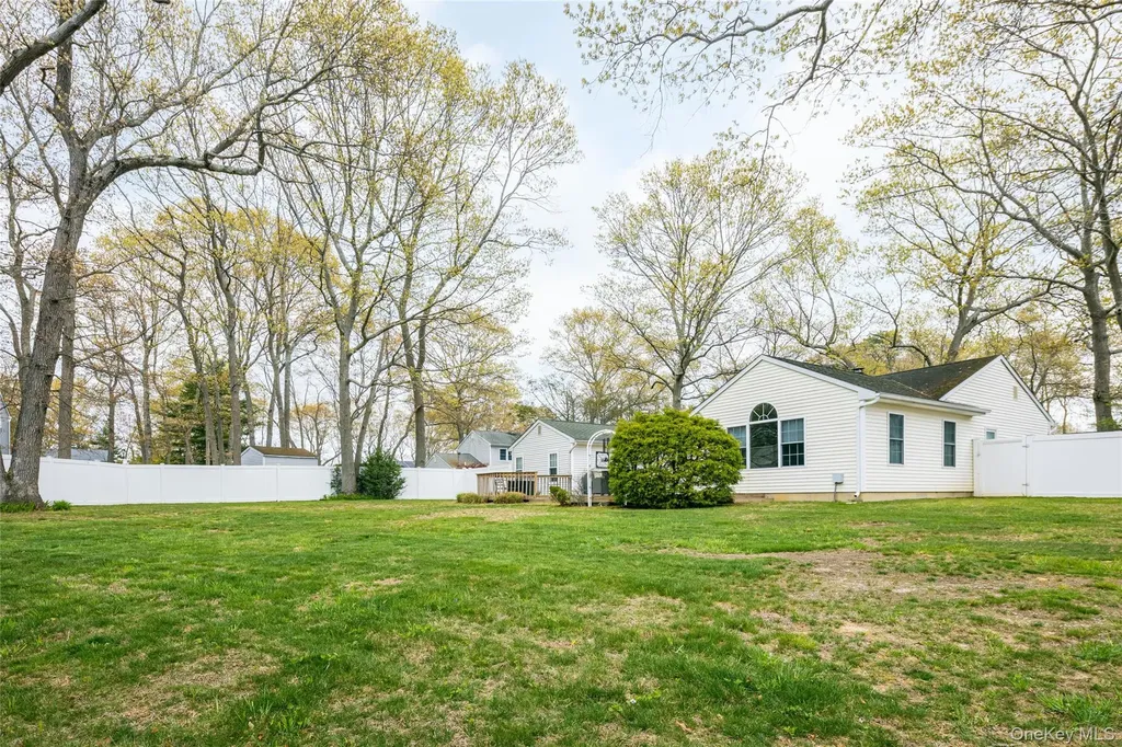 4 Mount Oak Place Ridge NY 11961