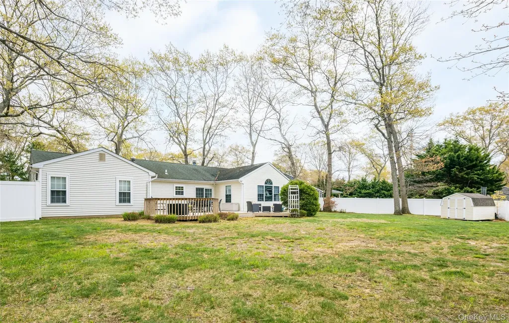 4 Mount Oak Place Ridge NY 11961