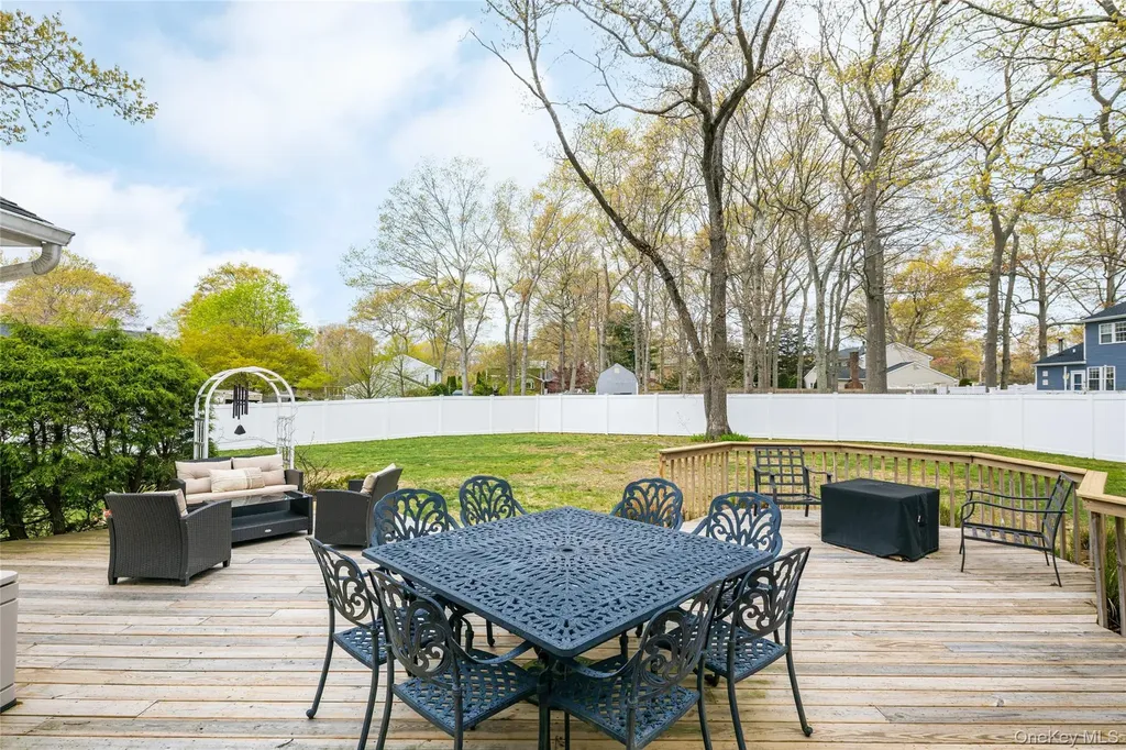 4 Mount Oak Place Ridge NY 11961