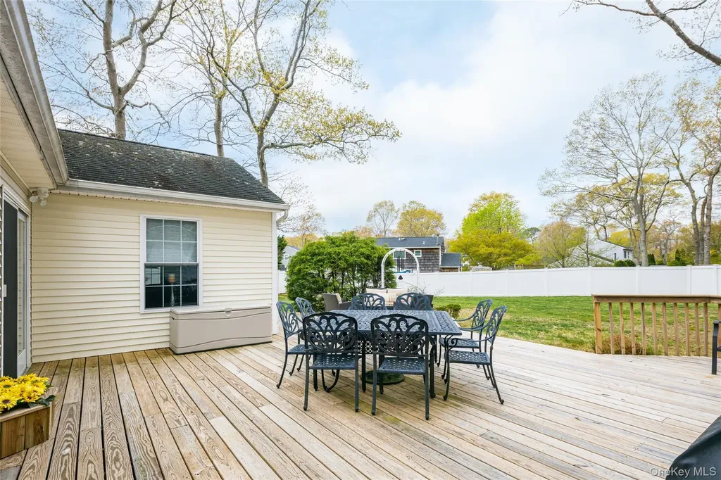 4 Mount Oak Place Ridge NY 11961