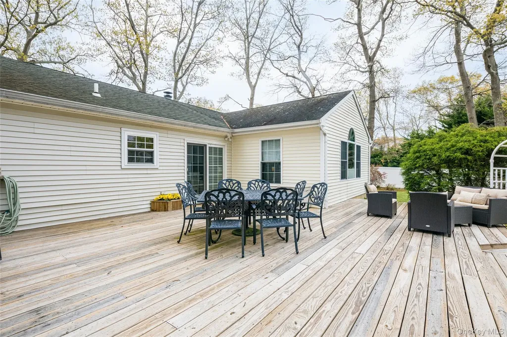 4 Mount Oak Place Ridge NY 11961