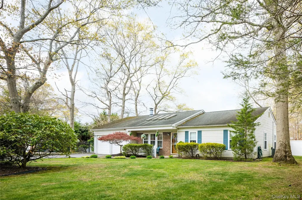 4 Mount Oak Place Ridge NY 11961