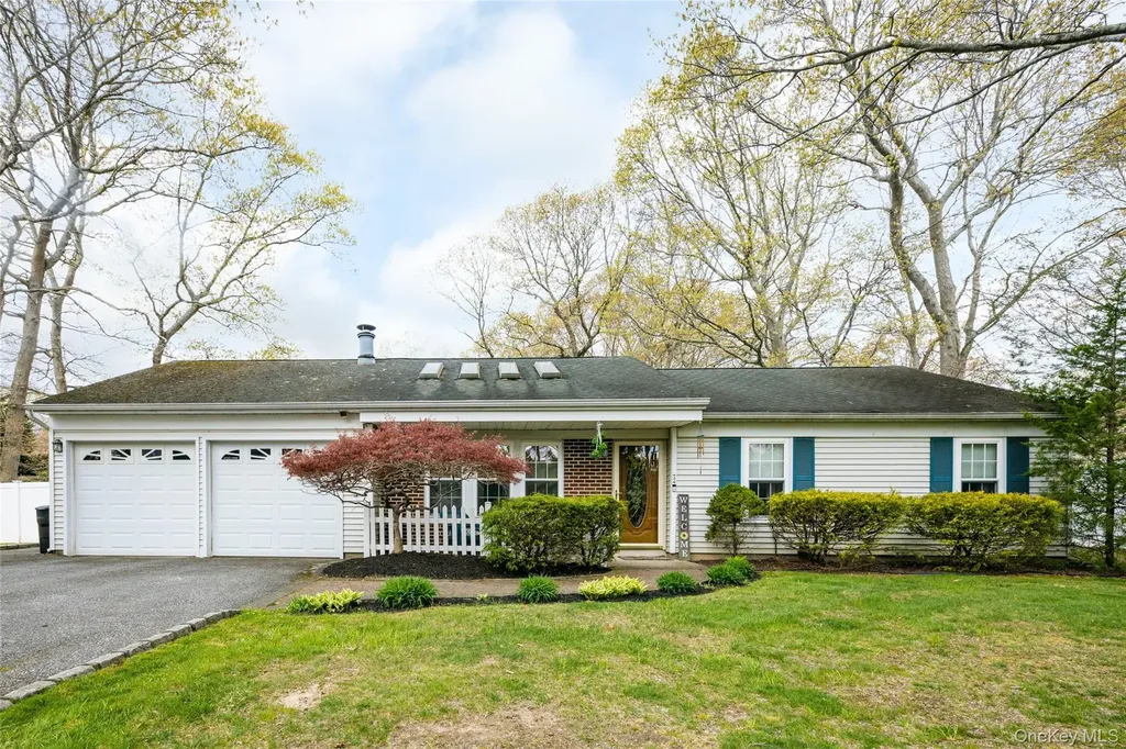 4 Mount Oak Place Ridge NY 11961