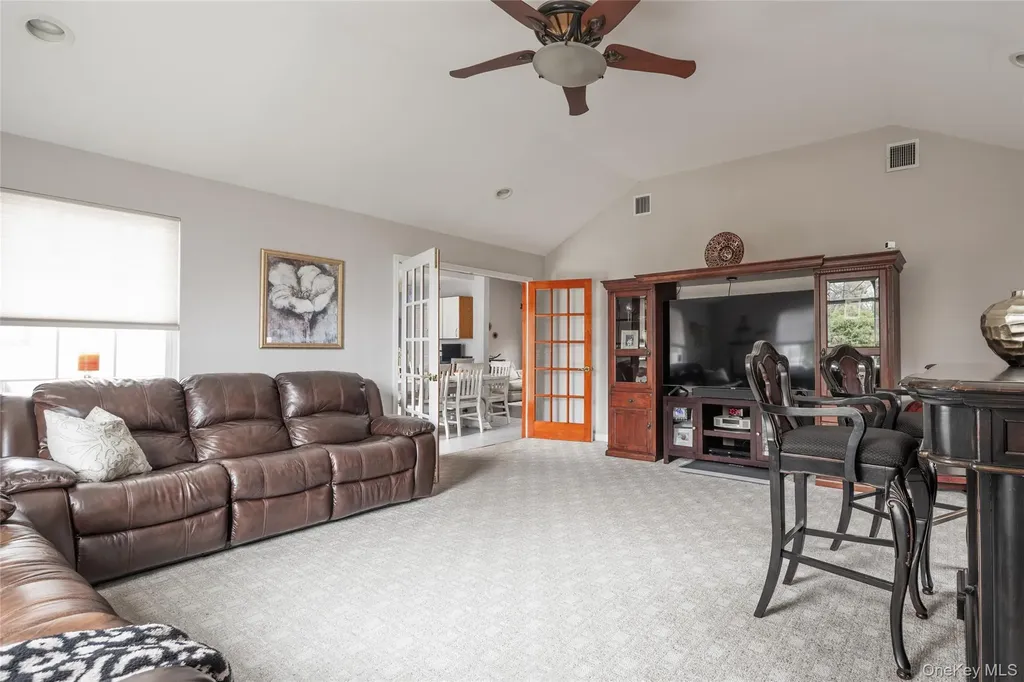4 Mount Oak Place Ridge NY 11961