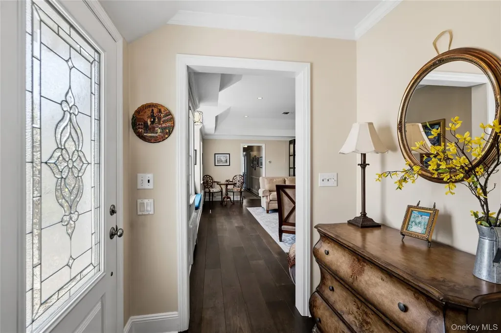 48 Davison Lane E West Islip NY 11795