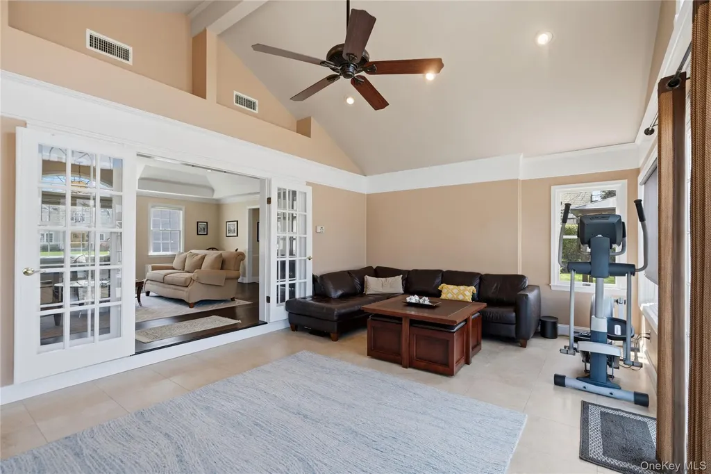 48 Davison Lane E West Islip NY 11795