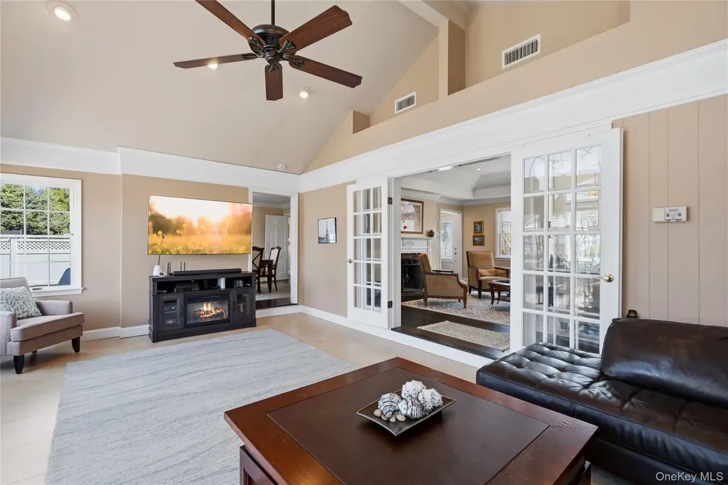 48 Davison Lane E West Islip NY 11795