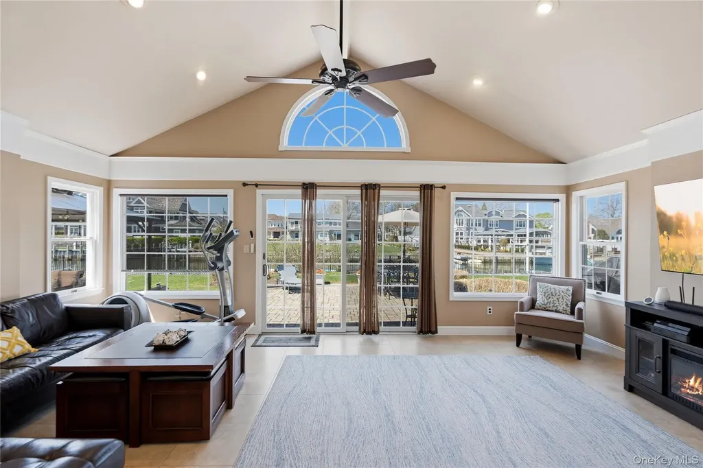 48 Davison Lane E West Islip NY 11795