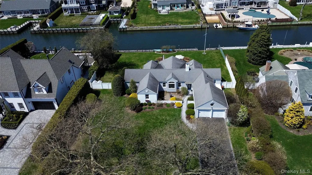 48 Davison Lane E West Islip NY 11795