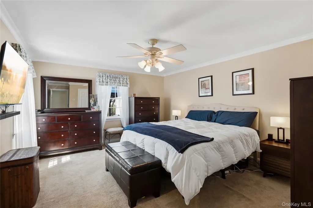 48 Davison Lane E West Islip NY 11795