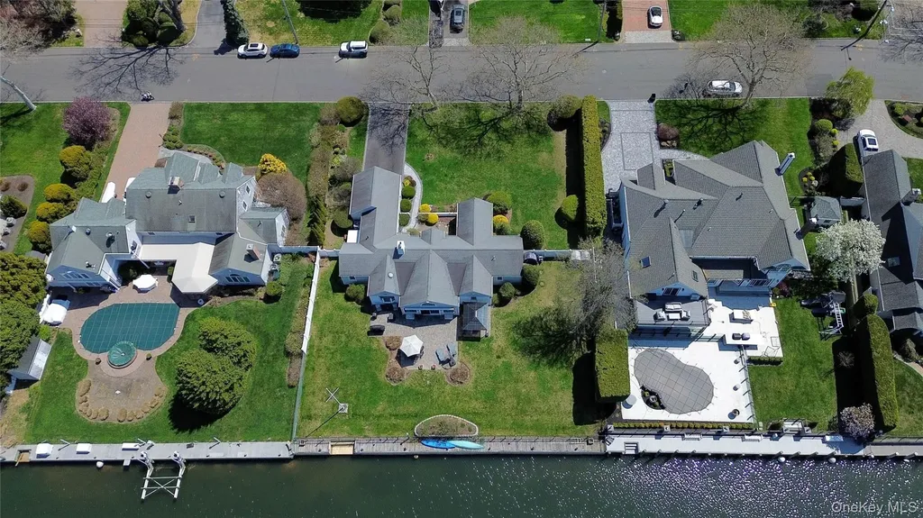 48 Davison Lane E West Islip NY 11795