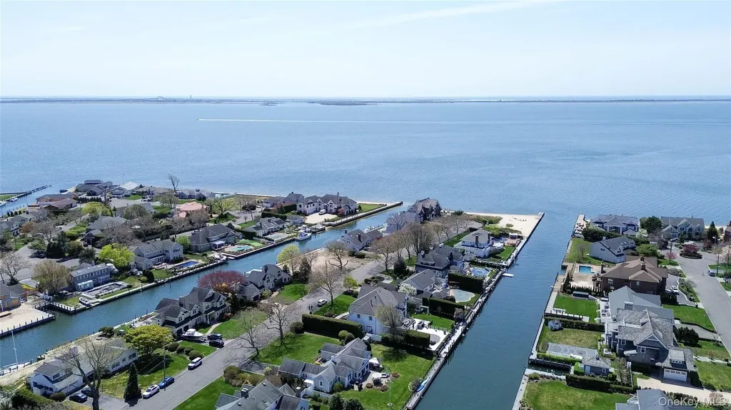 48 Davison Lane E West Islip NY 11795