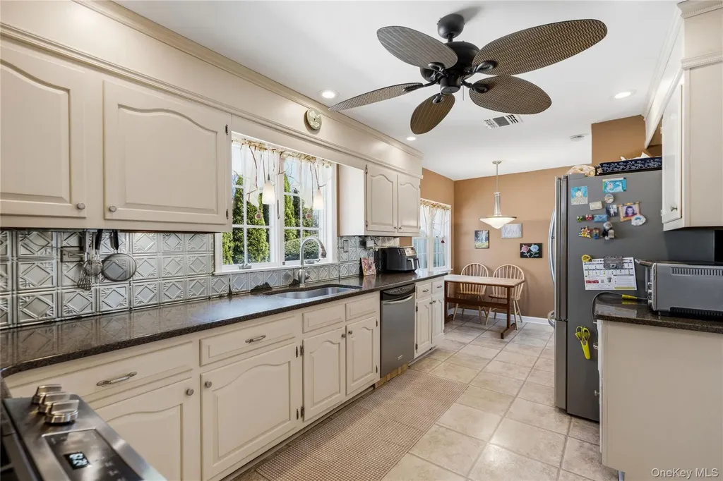 48 Davison Lane E West Islip NY 11795