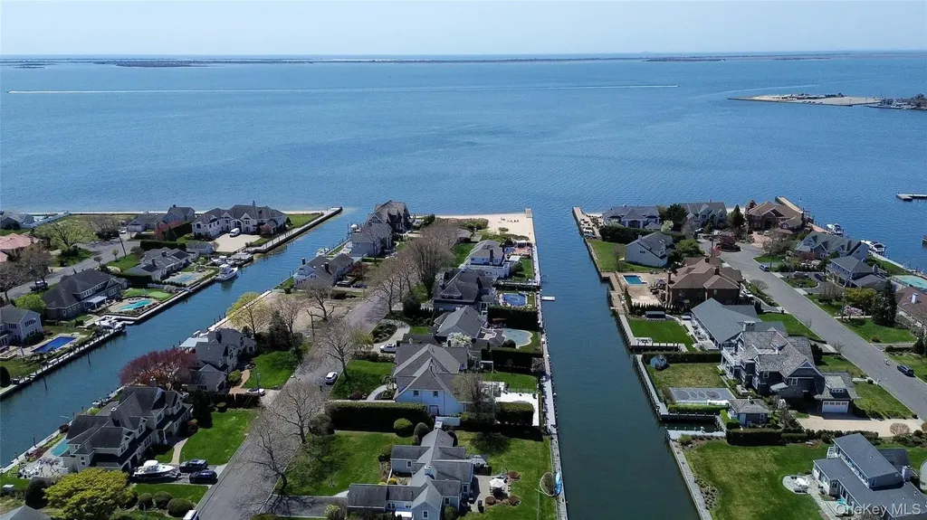 48 Davison Lane E West Islip NY 11795