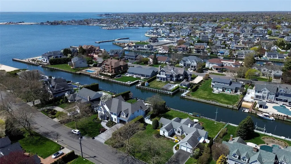 48 Davison Lane E West Islip NY 11795