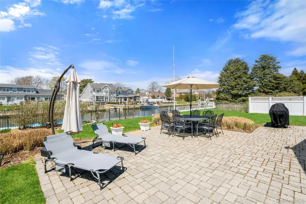 48 Davison Lane E West Islip NY 11795