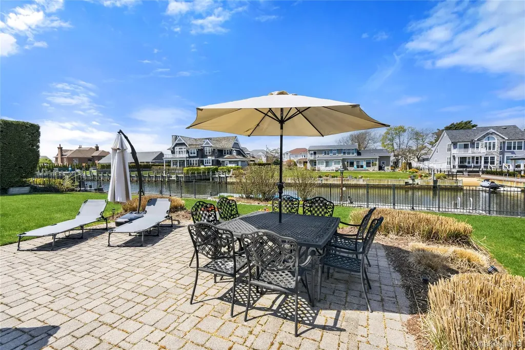48 Davison Lane E West Islip NY 11795