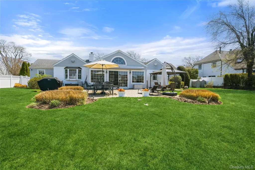 48 Davison Lane E West Islip NY 11795