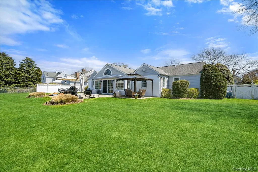 48 Davison Lane E West Islip NY 11795