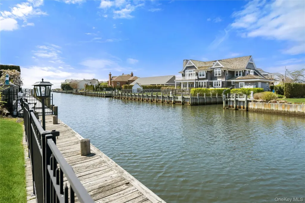 48 Davison Lane E West Islip NY 11795