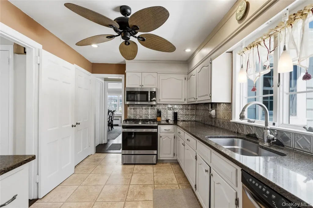 48 Davison Lane E West Islip NY 11795