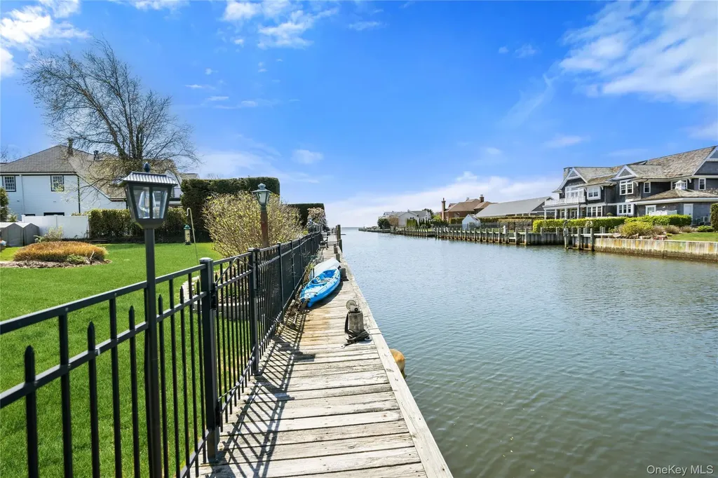48 Davison Lane E West Islip NY 11795