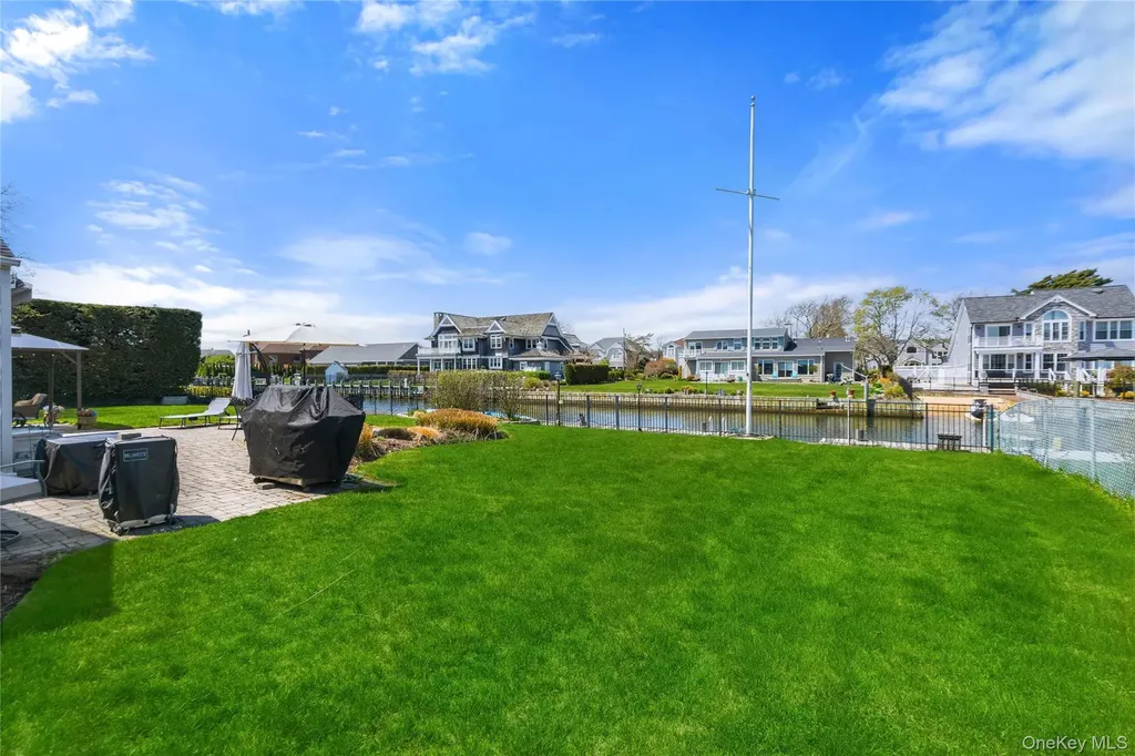 48 Davison Lane E West Islip NY 11795