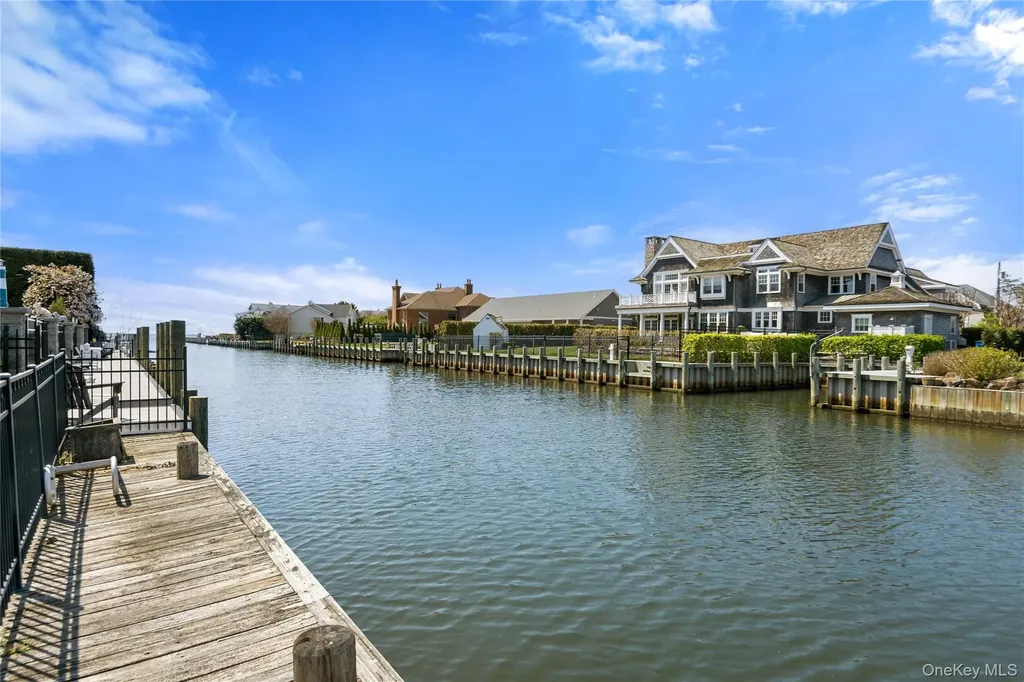48 Davison Lane E West Islip NY 11795
