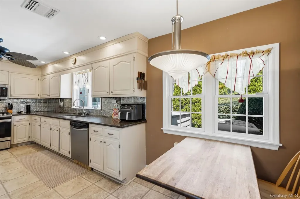 48 Davison Lane E West Islip NY 11795
