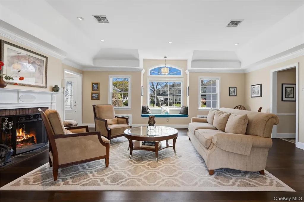 48 Davison Lane E West Islip NY 11795