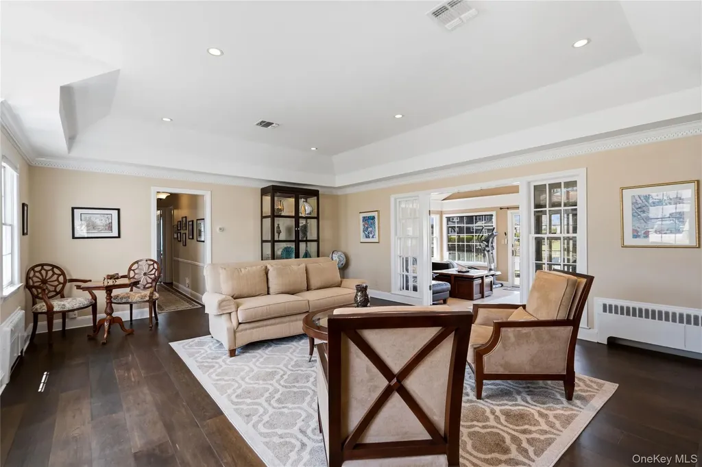 48 Davison Lane E West Islip NY 11795