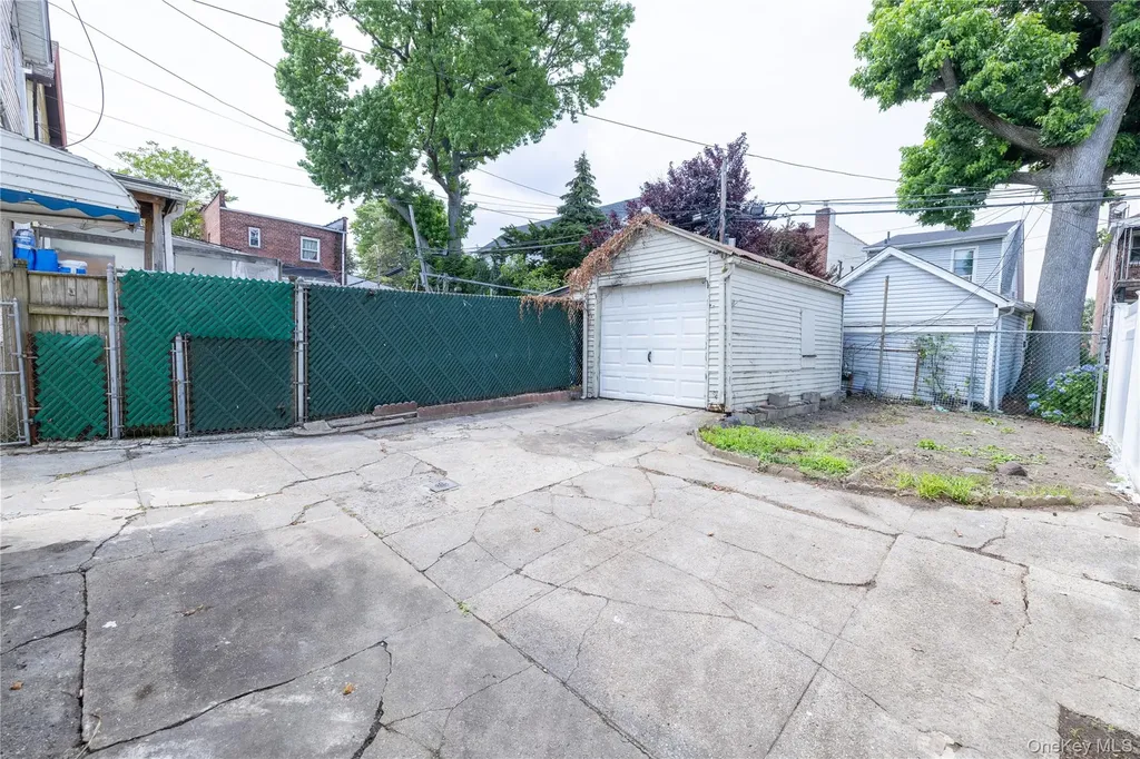 2941 Middletown Road Bronx NY 10461