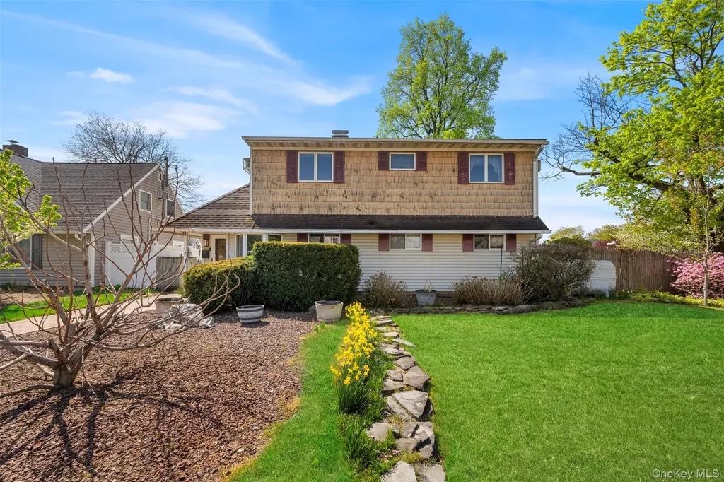 2 Bent Lane Levittown NY 11756