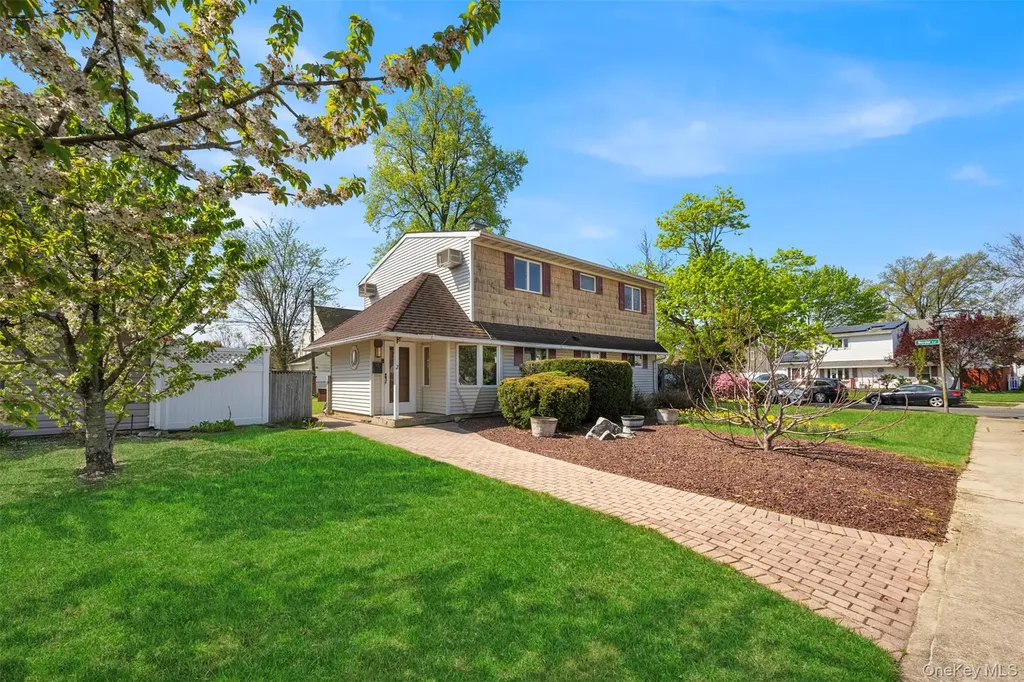 2 Bent Lane Levittown NY 11756