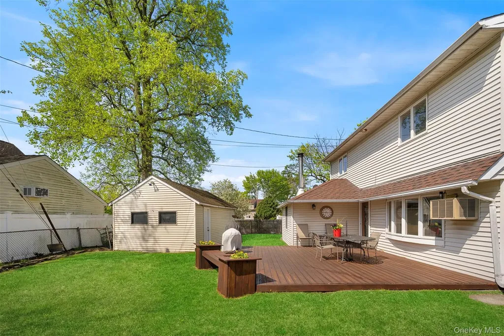 2 Bent Lane Levittown NY 11756