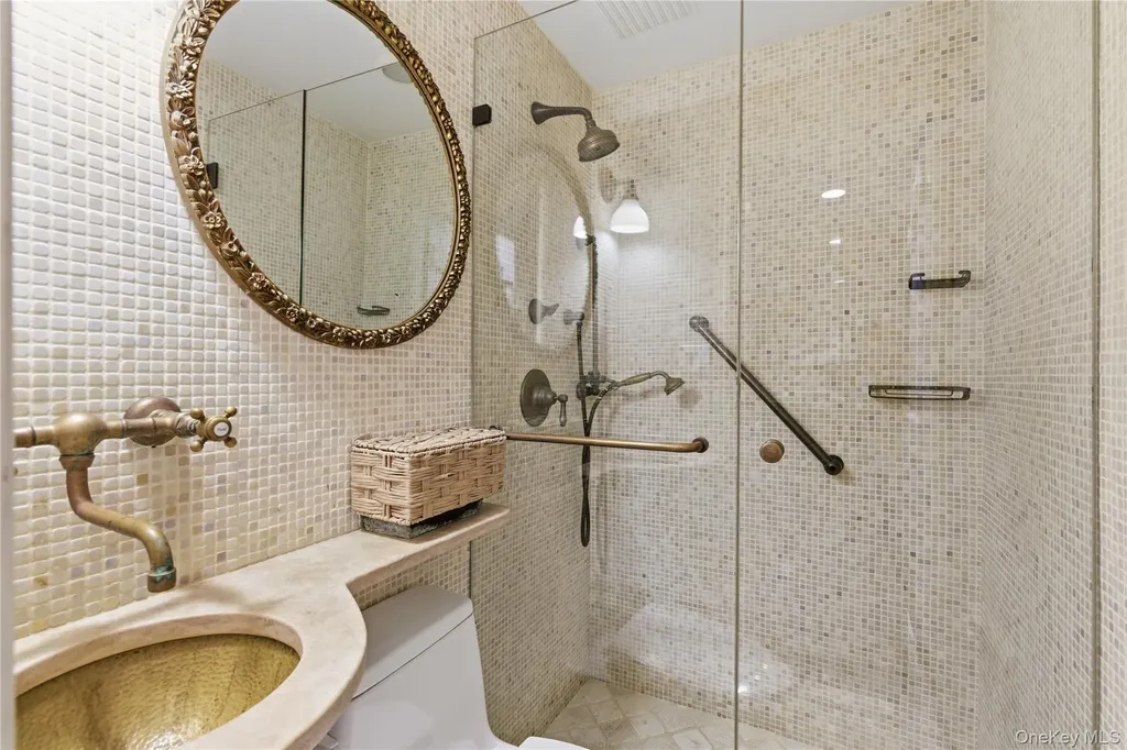 80 E Broadway Roslyn NY 11576
