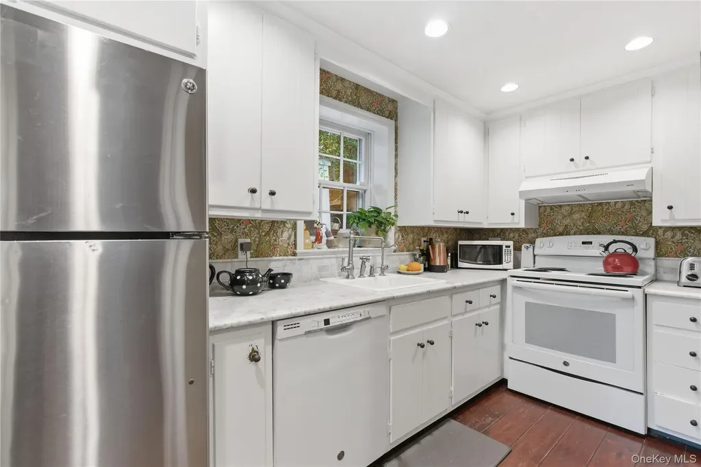 80 E Broadway Roslyn NY 11576