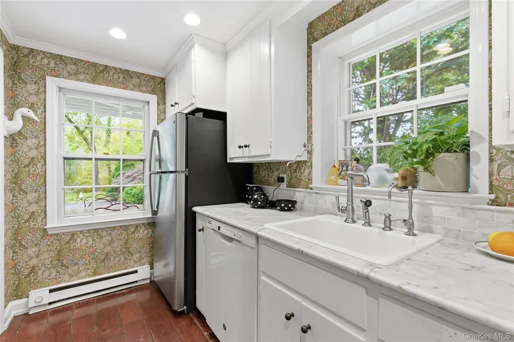 80 E Broadway Roslyn NY 11576