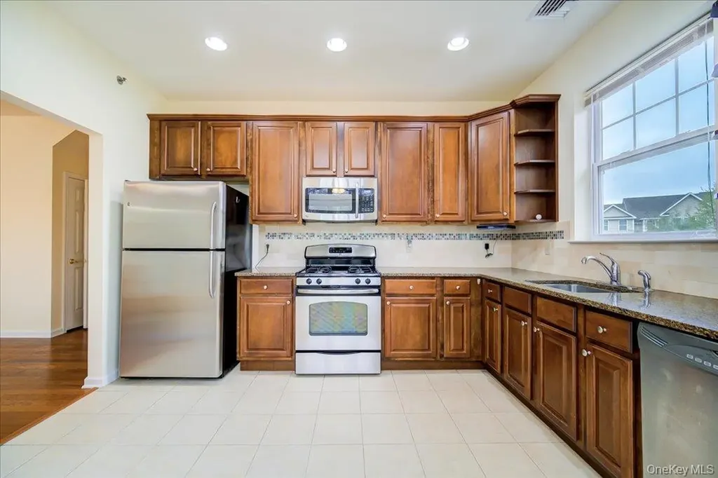 26 Halley Court Poughkeepsie NY 12601