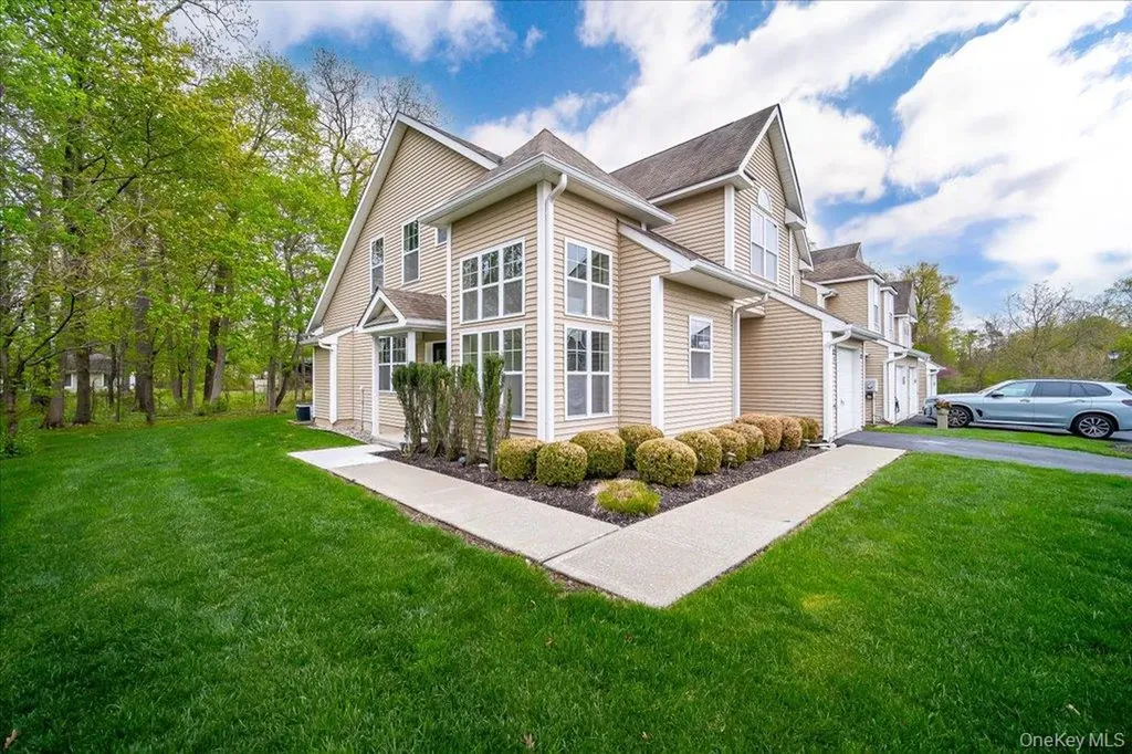 26 Halley Court Poughkeepsie NY 12601