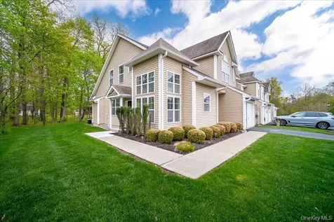 26 Halley Court Poughkeepsie NY 12601