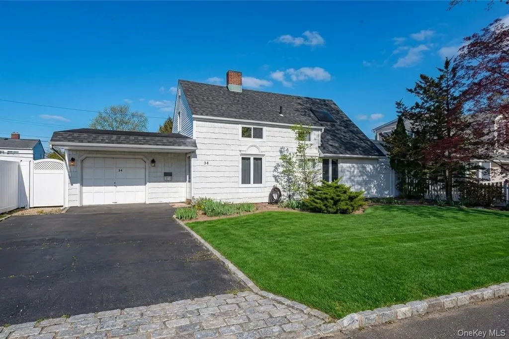 54 Ramble Lane Levittown NY 11756