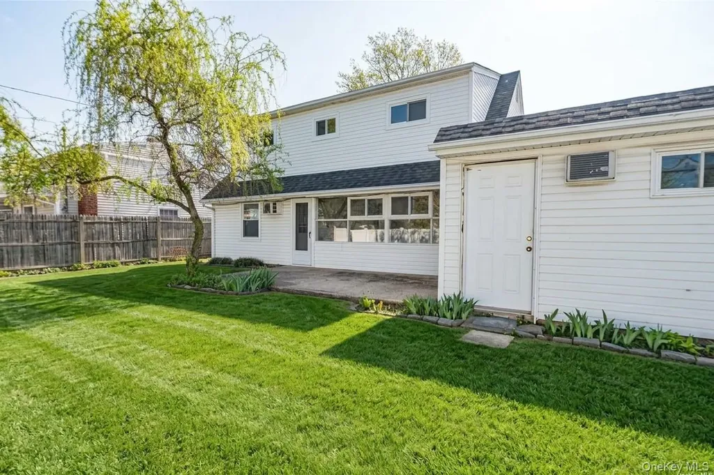 54 Ramble Lane Levittown NY 11756