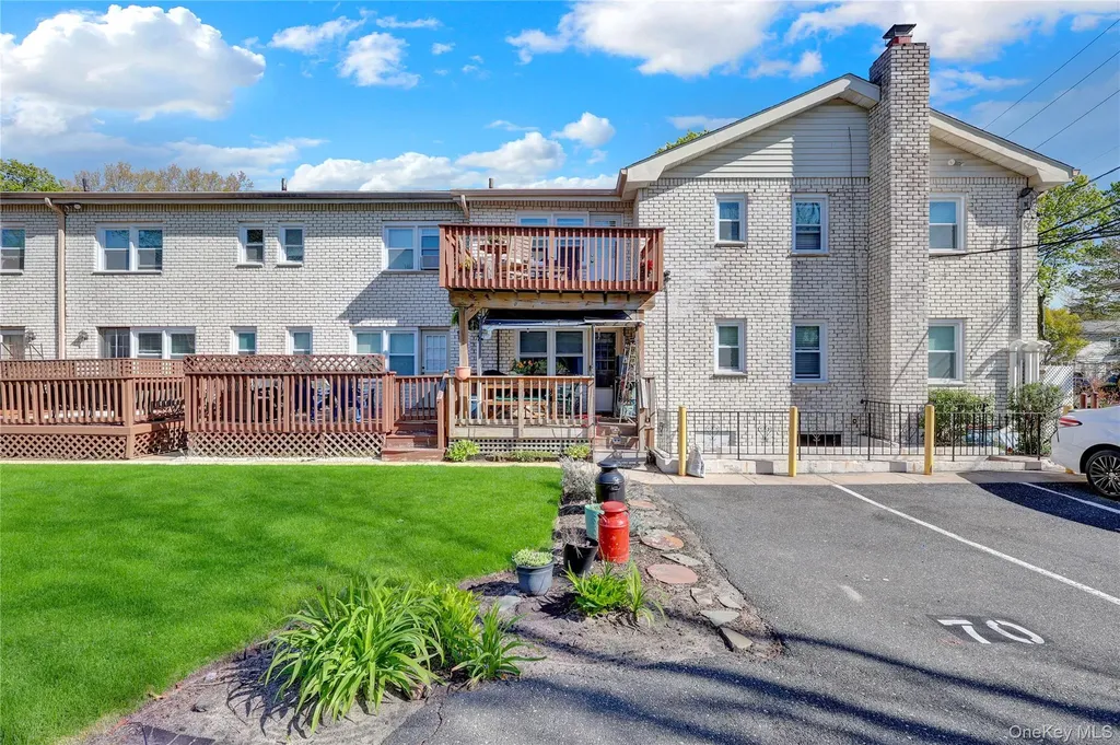 84 Cardinal Lane Islip NY 11751