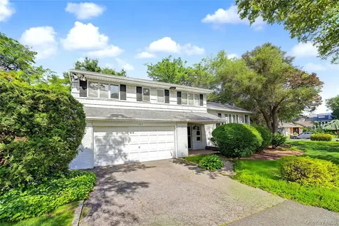 105 Serpentine Lane Albertson NY 11507