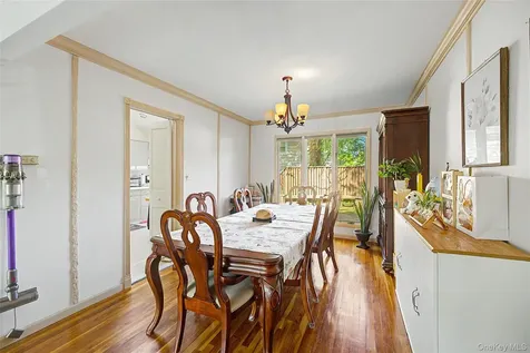 105 Serpentine Lane Albertson NY 11507