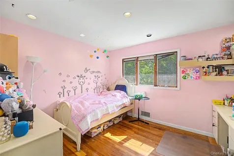 105 Serpentine Lane Albertson NY 11507