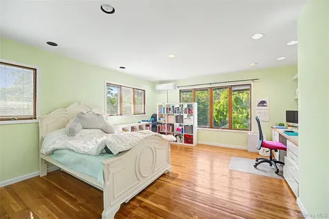 105 Serpentine Lane Albertson NY 11507