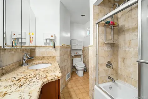 105 Serpentine Lane Albertson NY 11507